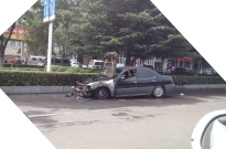 今天中午广成路金庚医院东边有辆老款日产尼桑车着火了