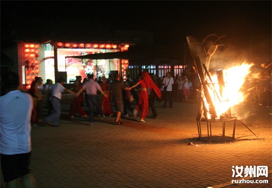 晚间的篝火晚会.jpg